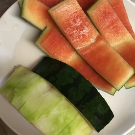 ポリポリ美味しい スイカの皮と塩昆布の漬物 レシピ 作り方 By みさきらりんず 楽天レシピ ポリポリ美味しい スイカの皮と塩昆布の漬物 レシピ 作り方 By みさきらりんず 楽天レシピ